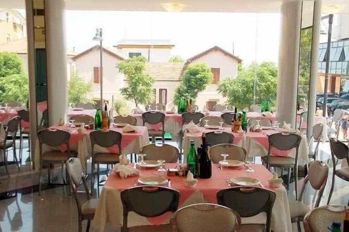 Dining 16 of 25