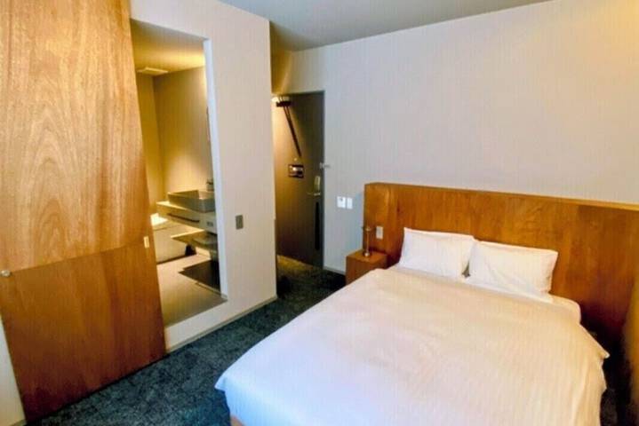 Room 2 of 6