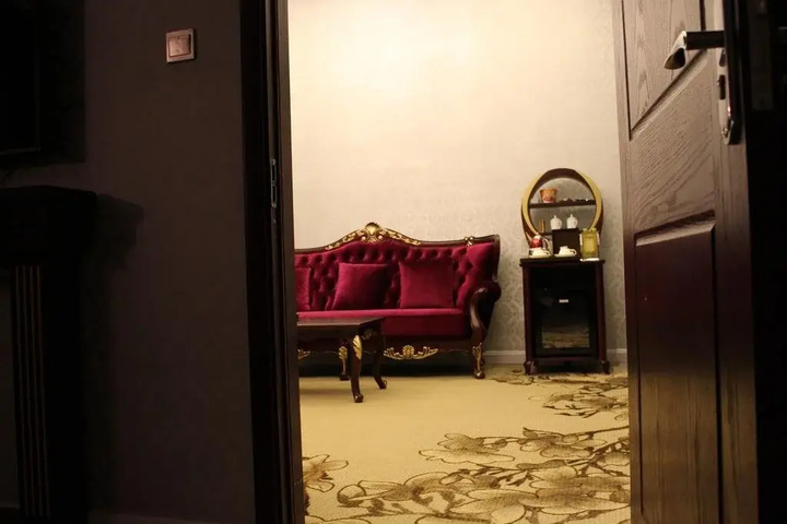 Room 8 of 9