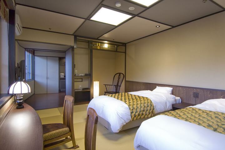 Room 21 of 102