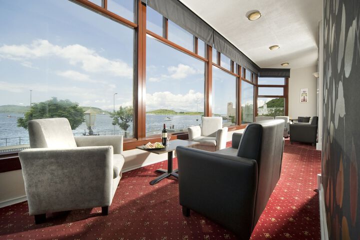 Lounge 48 of 64