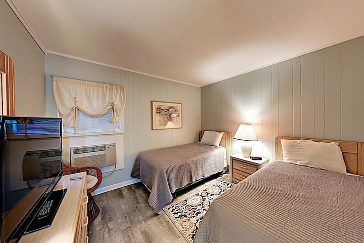 Room 4 of 18