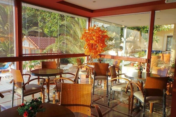 Lounge 7 of 9