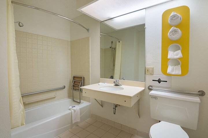 Deluxe Room 1 Double Bed Accessible (1 of 14)
