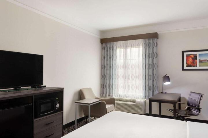1 King Bed (4 of 12)
