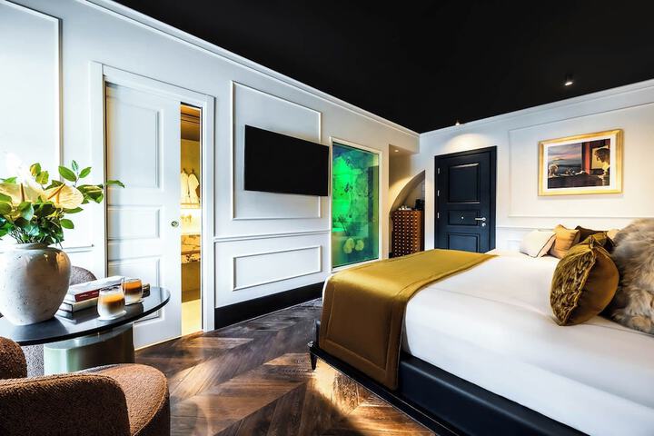 Room 4 of 53