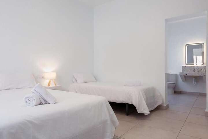 Room 4 of 32
