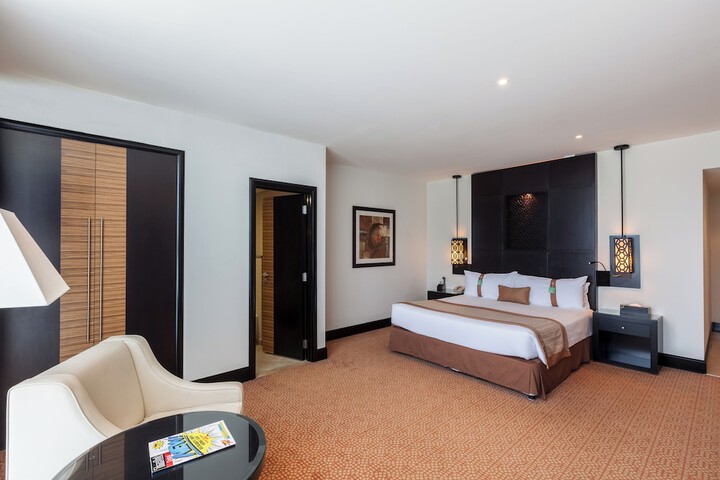 Room 35 of 211