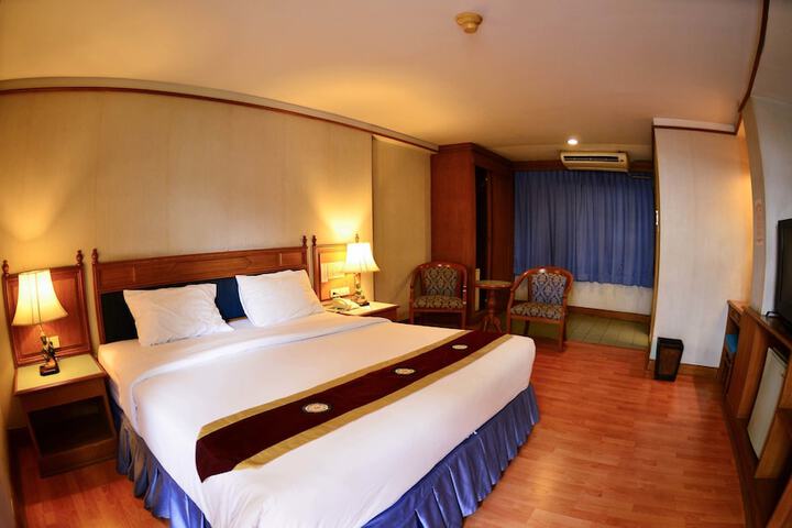 Room 6 of 32
