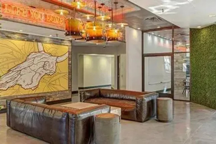 UT Social Suite + Pool + Gym
