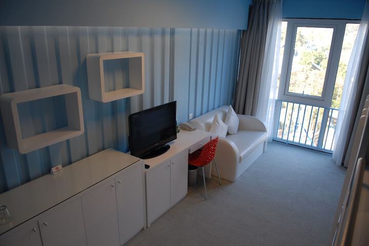 Room 6 of 11