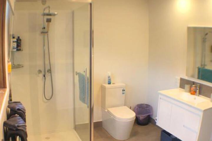 Room 4 of 12