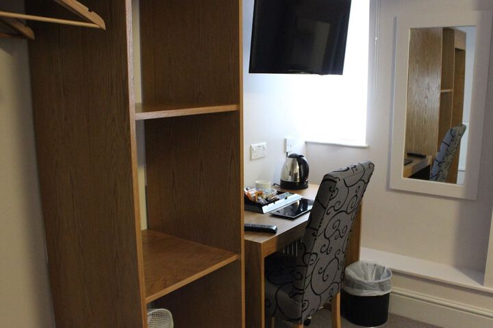 Room 6 of 16