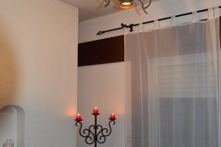 Room 8 of 98