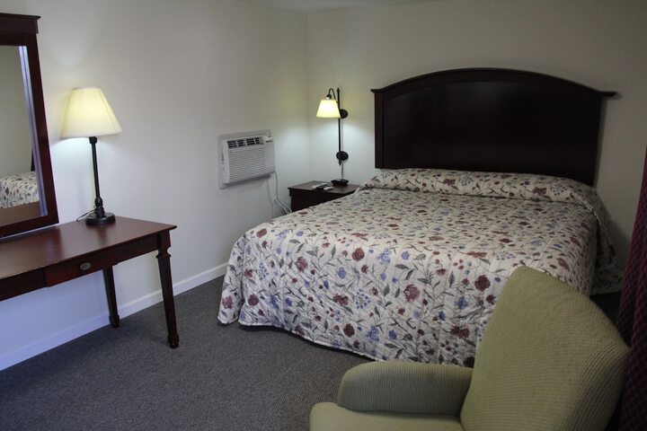 1 King Bed (4 of 10)
