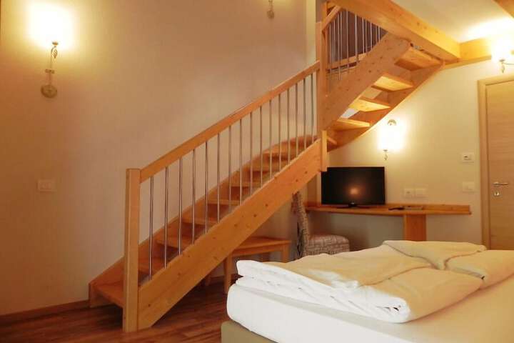 Room 4 of 61