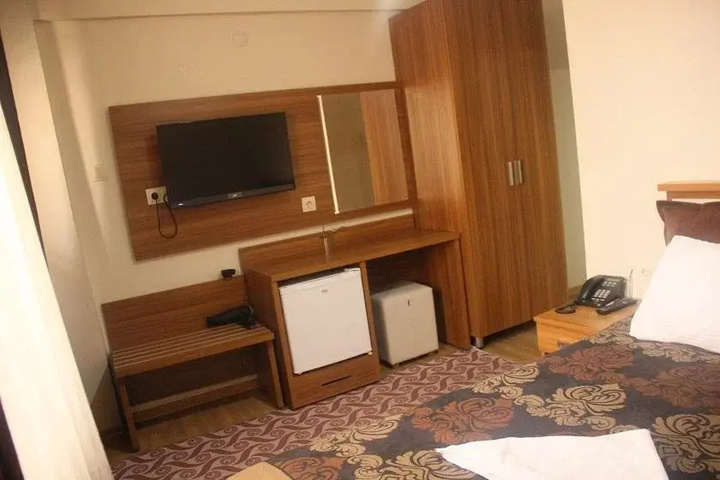 Room 4 of 8