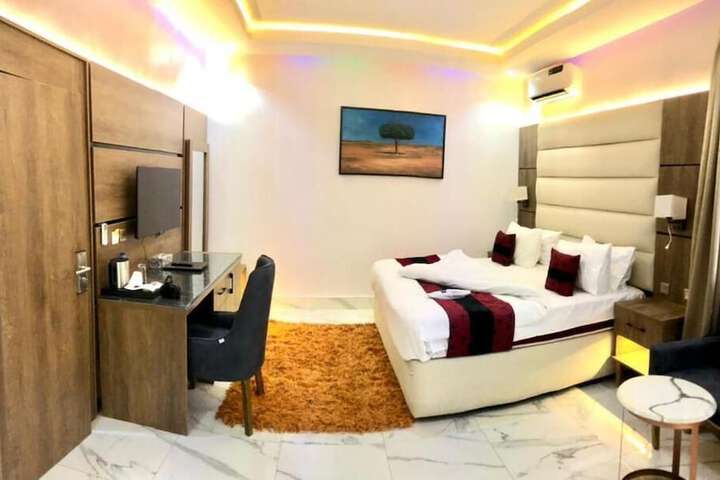 Room 13 of 33
