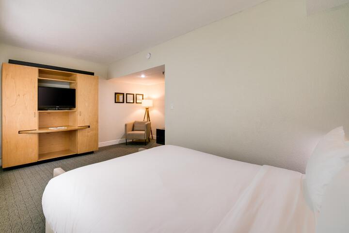 2 Queen Beds (1 of 13)
