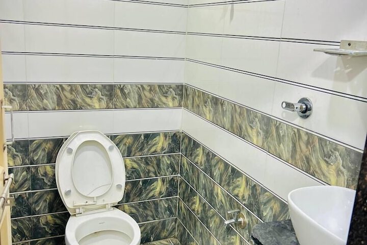 Room 9 of 25