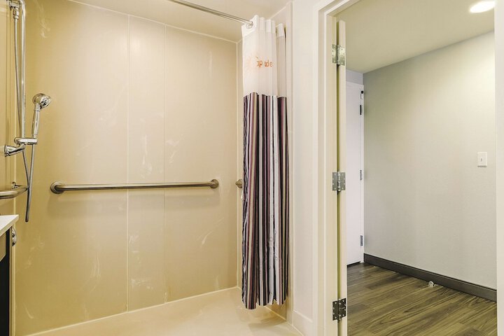 1 Queen Bed Mobility Hearing Impaired Accessible Room (7 of 17)