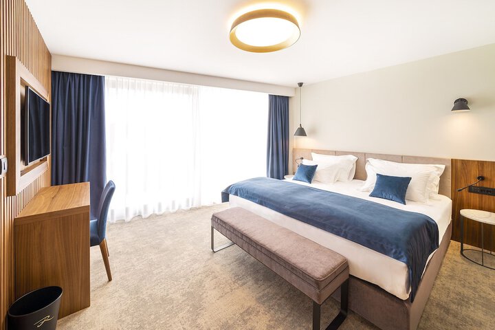 Room 15 of 77