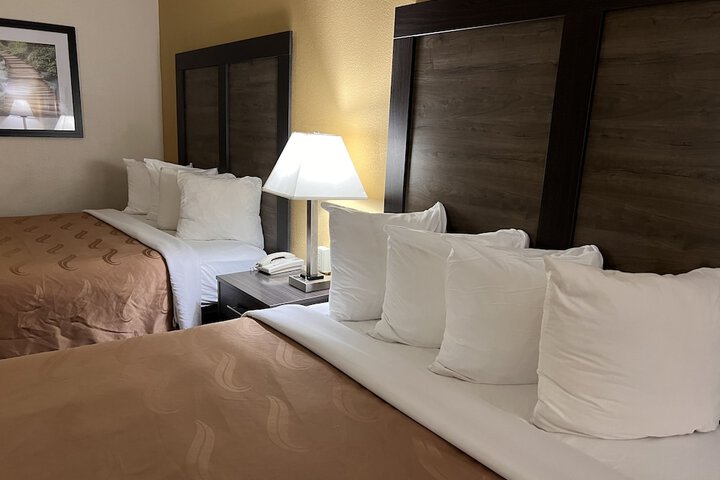 2 Queen Beds (2 of 12)