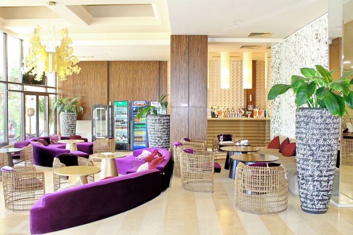 Lounge 73 of 90