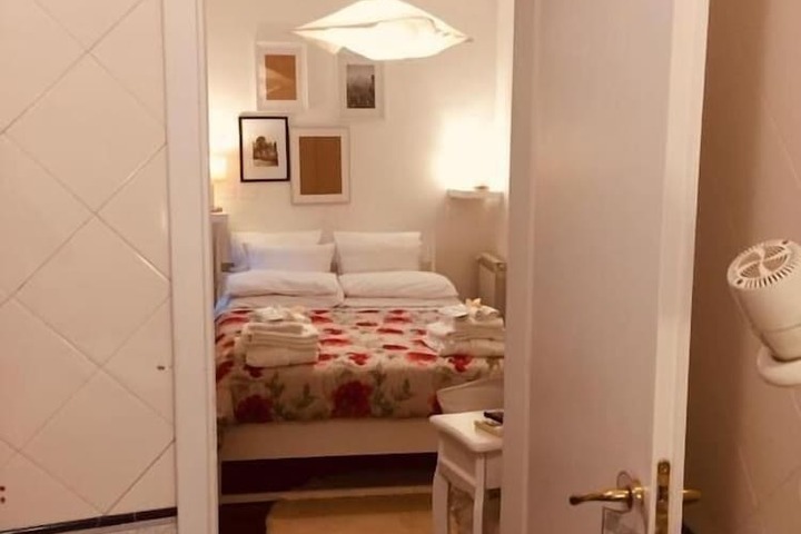 Room 5 of 76