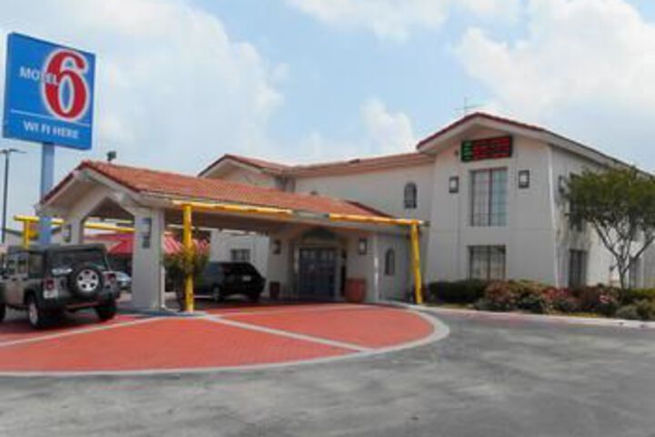 Exterior of Red Roof Inn Plano