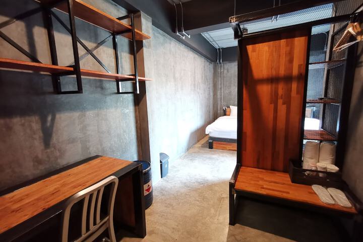 Room 8 of 33