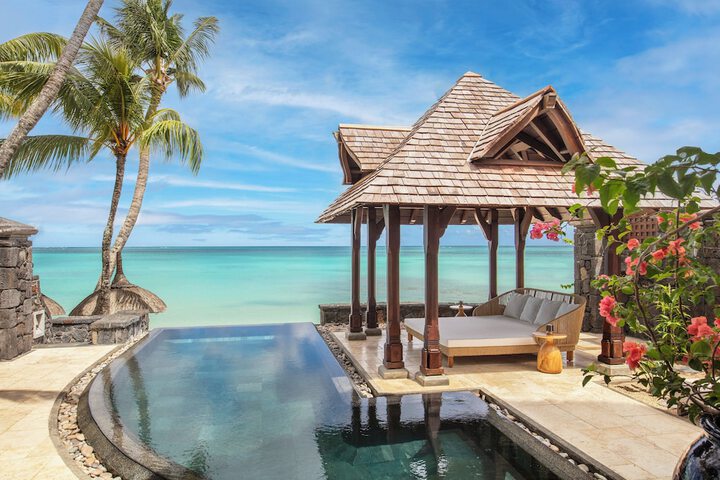 Hotel with Pool