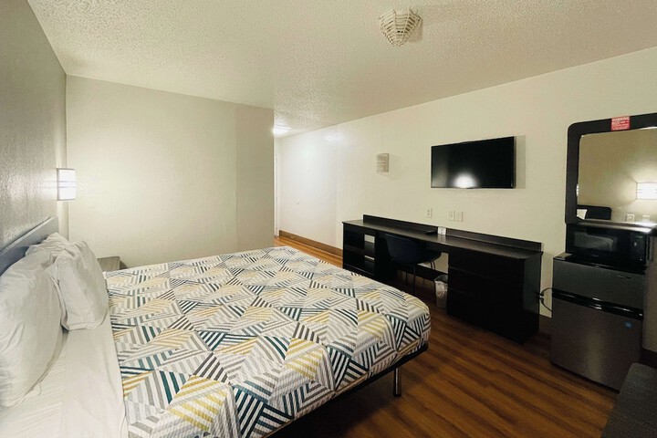 1 King Bed Micfridge (5 of 8)