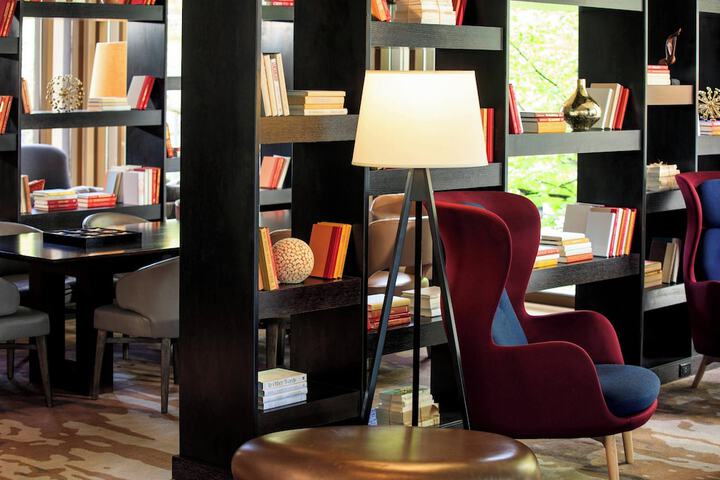 Lobby lounge