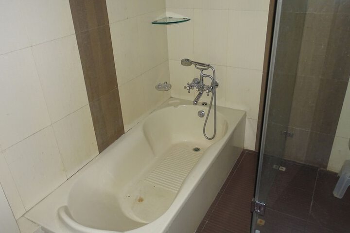 Room 6 of 14