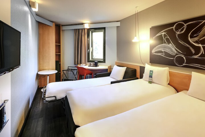 Room 15 of 83