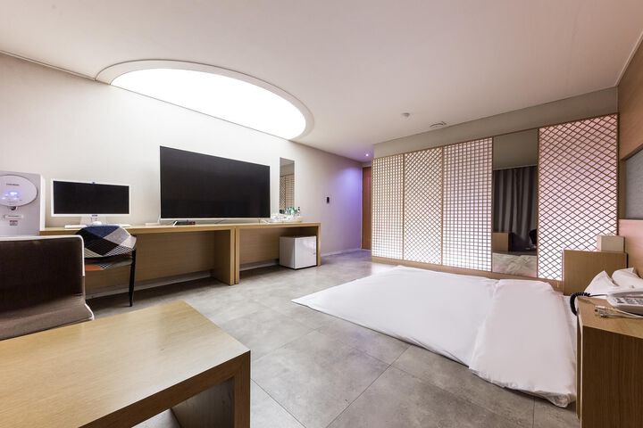 Room 52 of 120