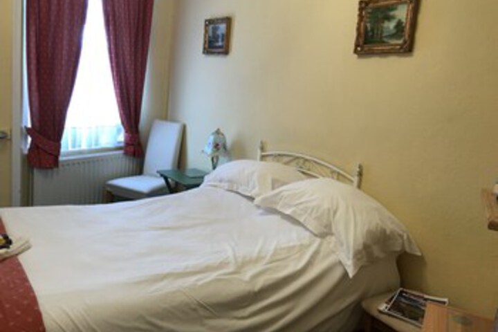 Room 6 of 16