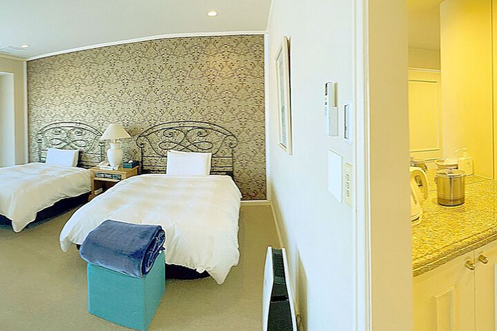 Room 17 of 34