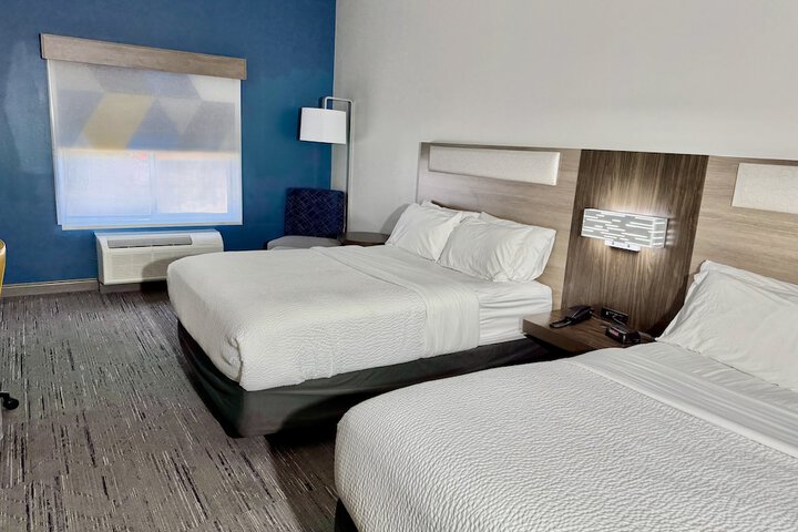 2 Queen Beds (2 of 3)