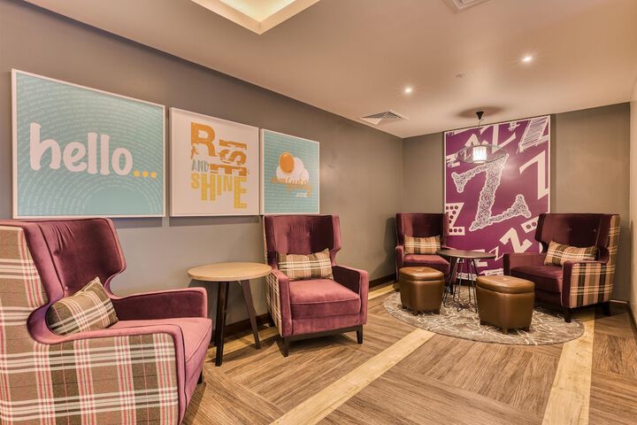 Lounge 25 of 27