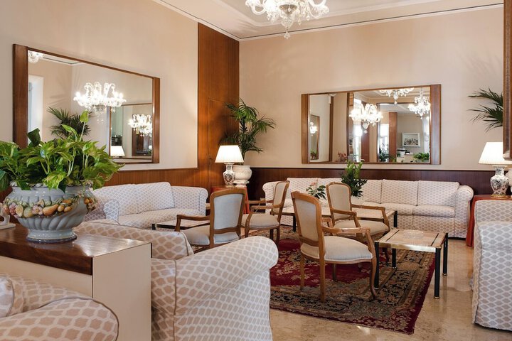 Lounge 89 of 106