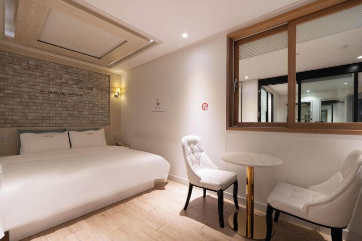 Room 70 of 74