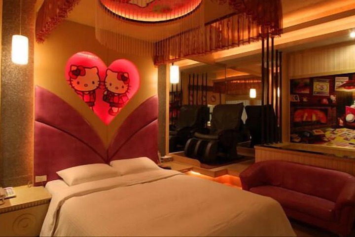 Room 6 of 33