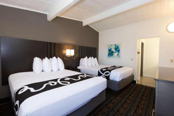 1 Queen Bed Flat Screen Television Desk High Speed Internet Accessible Microwave and Refrigerator, Coffee Maker Continental Breakfast (11 of 16)