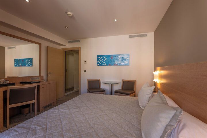 Room 32 of 38