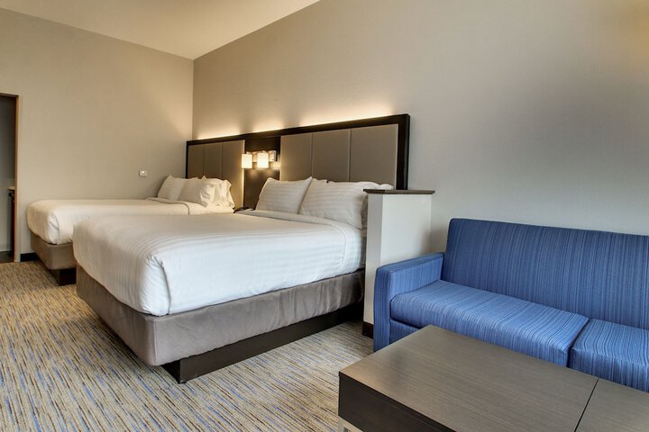 2 Queen Beds (6 of 22)