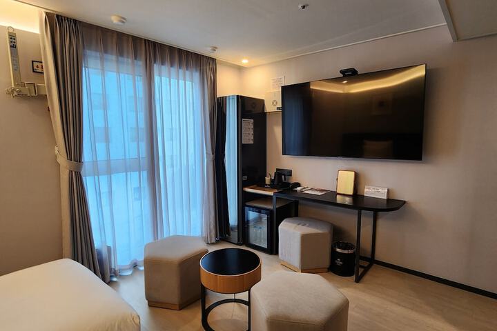 Room 53 of 219