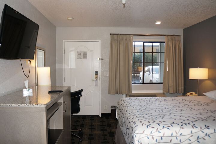 Queen Bed Accessible (28 of 45)