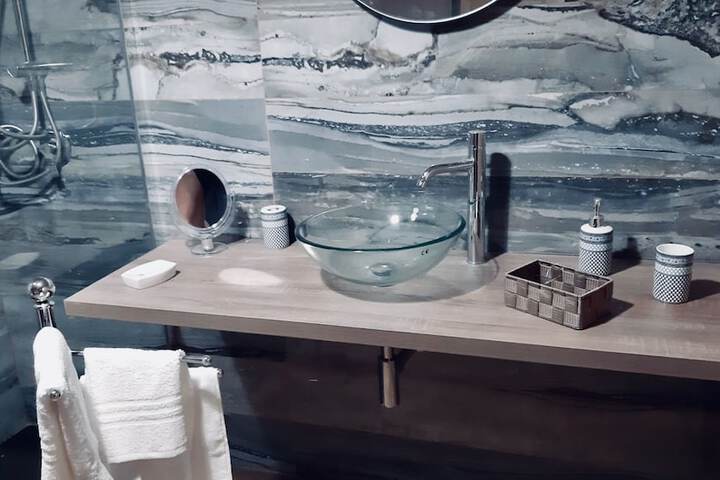 Room 10 of 25
